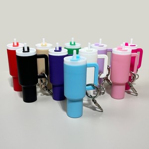 Porte-clés décapsuleur en PU écologique pour cadeau de mariage et promotionnel - Product Image 2