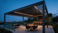 Pergola autoportante en aluminium thermolaqué à lames orientables, éco-responsable, avec pare-soleil électrique, éclairage LED en option et rideau anti-vent.