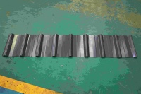 Machine de formage de tôles métalliques à double couche pour toitures, machine de fabrication de tuiles de toit trapézoïdales IBR à double couche