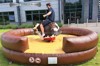 Machine d'équitation gonflable de fête bon marché, taureau de rodéo mécanique gonflable pour jouer en plein air