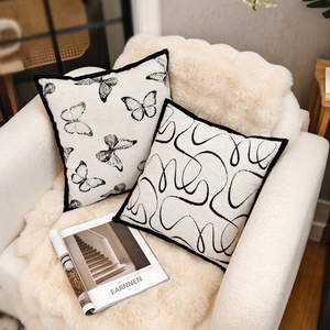 Cuscino Decorativo Quadrato in Ciniglia di Lusso, Ricamo Artistico Antirughe, Stile Medievale per Soggiorno - Product Image 4
