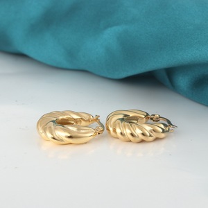 Yunnique Boucles d'oreilles torsadées en acier titane plaqué or, design géométrique, bijoux pour femmes - Product Image 1
