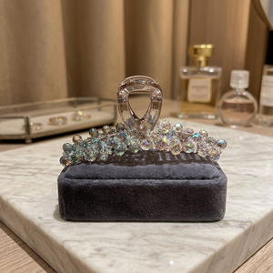 Pinza para el pelo de tela con flor de cristal elegante, al por mayor |   Pinza para el pelo premium con diseño de cola de caballo medio atada y brillante |   Boutique de Lujo Personalizada para Mujer - Product Image 3