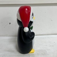 Lampe de table décorative pingouin festif avec bonnet de Père Noël, accent d'hiver pour chambre d'hôtes, bureau, étagère et comptoir de magasin