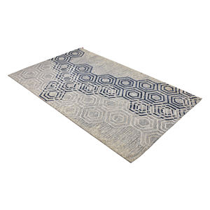 Tapis géométrique moderne tufté à la main – Tapis gris ivoire avec motif hexagonal bleu marine et design contemporain - Product Image 1