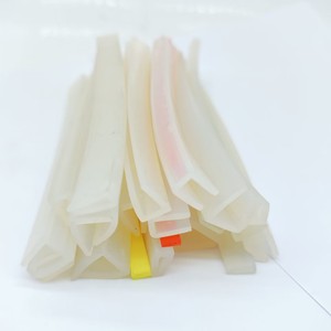 Profil en U en caoutchouc de silicone extrudé de 3 à 5 millimètres, service de découpe de <span class=keywords><strong>tuyau</strong></span> de coude automobile, bande d'étanchéité de bord flexible - Product Image 1