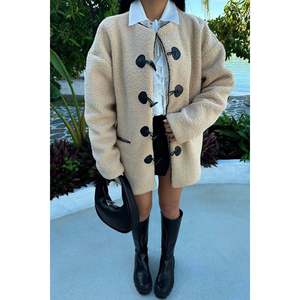 Chaqueta Beige Serenity con Botones para Mujer - Product Image 4