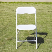 Chaises pliantes en plastique blanc modernes, portables et bon marché pour les mariages, les restaurants et autres événements