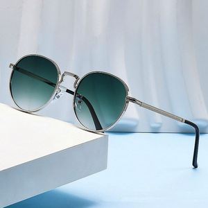 แว่นกันแดดทรงรีโลหะผสมสไตล์เรโทรแฟชั่นปี 2024 พร้อมโลโก้สั่งทำพิเศษ ป้องกันรังสียูวี 400 เลนส์ไล่เฉดสี สำหรับผู้ชายและผู้หญิง - Product Image 1