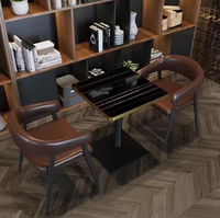 Ensemble de mobilier de bar de luxe industriel avec sièges incurvés brun foncé, canapés et tables à plateau en pierre, adapté aux bars