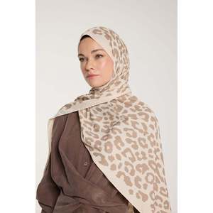 Bufanda de Visón Beige con Estampado de Leopardo, Protección Solar, Talla Visón - Product Image 2