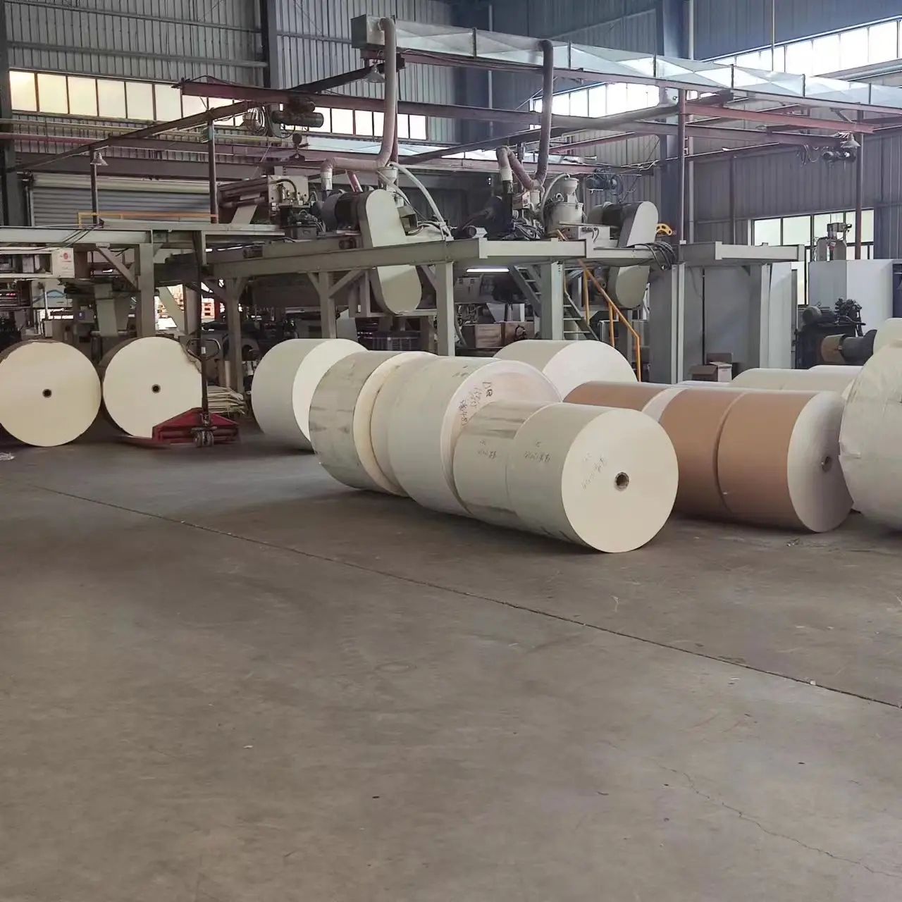 फैक्टरी प्रत्यक्ष बिक्री गर्म बिक्री पीई लेपित क्राफ्ट पेपर रोल कच्चे सामग्री कागज कप रोल में किए गए स्टॉक में चीन कम कीमत