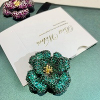 XILIANGFEIZI Soldes Exceptionnelles Broche Fleur de Camélia Vintage en Cuivre et Zircon Cadeaux de Thanksgiving pour Femmes