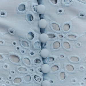 Robe midi brodée sans manches à col en V profond et boutonnée, ajourée, en coton biologique personnalisé, collection été 2026 - Product Image 5