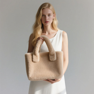 Borsa Shopping in Pelliccia Stile Coreano Personalizzabile con Logo per Donne, Borsa a Mano e a Spalla con Chiusura e Motivo a Lettere - Product Image 2
