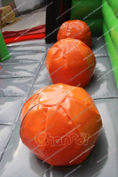 Structure gonflable commerciale combinée avec obstacles, zone de course, escalade, ramassage, jeux sportifs et éducatifs, et aire de jeux pour enfants