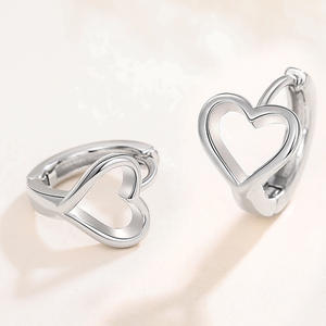 Orecchini a Cuore 'Loving Heart' in Argento 925 Placcato Oro Bianco, Gioielli Raffinati Unisex per Uso Quotidiano - Product Image 4