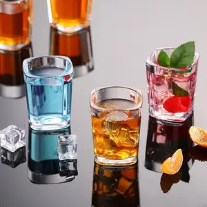 Vendita all'ingrosso calda Shot bicchieri forma quadrata Whisky tazza di vetro per Vodka forte