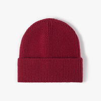 Vente en gros de bonnet coloré à plis avec logo personnalisé bonnet en coton à quantité minimale de commande basse 100% bonnet en tricot côtelé à revers en acrylique avec écusson en relief