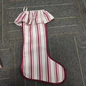 Chaussette de Noël vintage à volants, rayée rouge et blanche, à carreaux, avec bordure festonnée pour la décoration de la maison en fêtes - Product Image 4