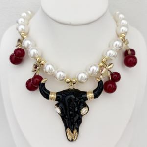 Nouveau collier tendance en perles noires en forme de tête de taureau, cerises rouges et perles, collier épais en os de taureau, collier tendance américain en perles dorées, bijoux - Product Image 2