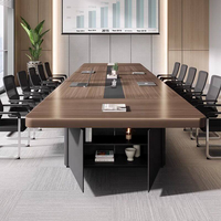 Table de conférence d'entreprise avec plateau long à bords arrondis et armoires de rangement intégrées
