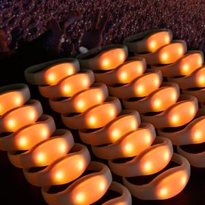 Pulsera LED personalizada Vivid Glow con opciones multicolores para festivales y eventos - Product Image 1