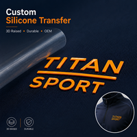 Étiquette de vêtement souple et en relief en silicone 3D, prête pour presse à chaud, couleurs personnalisées OEM ODM, pour vêtements d'extérieur