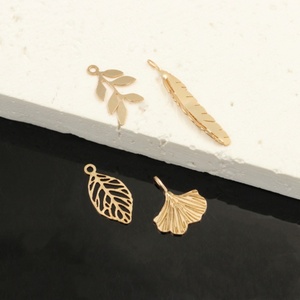 จี้รูปหัวใจเคลือบทองแท้ คุณภาพดี ลายใบไม้สลัก <span class=keywords><strong>ต้น</strong></span>คริสต์มาส <span class=keywords><strong>บ้าน</strong></span>  สำหรับทำสร้อยข้อมือ สร้อยคอ - Product Image 3