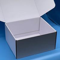 Boîte en carton pour envoi postal, à rabat supérieur, pliage facile, personnalisable, en kraft, blanc, noir, avec finition mate, gaufrage, matériaux recyclés, petite taille