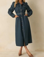 Robe maxi en denim de coton modal décontractée vintage bleue avec patte de boutonnage intégrale devant, taille naturelle, décoration en cristal