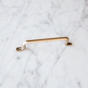 Poignée de meuble en laiton droite avec fixation inclinée pour armoires de cuisine, tiroirs, commodes et penderies - Product Image 5