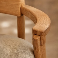 Fauteuil pivotant en bois massif avec assise en tissu, base en caoutchouc et structure en chêne rouge pour salle à manger
