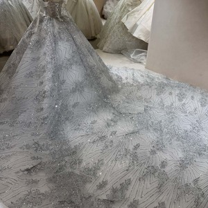 Robe de mariée moderne DW0196 Princesse à col rond, ornée de paillettes, avec traîne chapelle, fleurs en dentelle et cristaux pour femme - Product Image 3