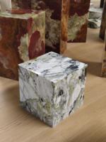 Support en marbre vert naturel sur mesure grande dalle polie utilisée comme étagère de table basse pour application de sol de salle de bain