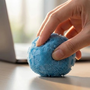 Pelota Antiestrés de Peluche Suave con Diseño de Cara para Adultos, Juguete Sensorial para Aliviar la Ansiedad, Color Rosa Intenso - Product Image 3