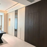 Armoire ouverte en bois pour chambre à coucher, dressing sur mesure en bois pour espace vestiaire indépendant