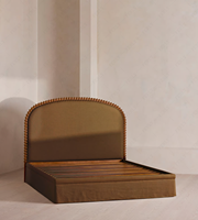 Lit double moderne FERLY en chêne massif avec tête de lit capitonnée de luxe – Mobilier de chambre pour appartement, complexe hôtelier, maison personnalisée, hôtel