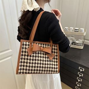 Nouveauté Sac fourre-tout en cuir PU à nœud papillon pour femme, sac à main noir et blanc à carreaux pour femme - Product Image 3