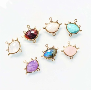 Conector de Colgante Hecho a Mano con Turquesa Calentada y Múltiples Piedras, Forma de Ojo de Doble Aro, Bisel Doble Bali, Plata de Ley Chapada en Oro - Product Image 1