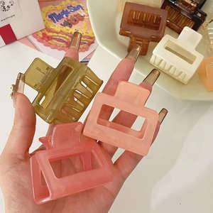 トレンディなフラットスクエアクリアクロークリッププラスチック製の小さなかわいいヘアクロークリップ女性用透明ヘアアクセサリークロークリップバルク - Product Image 3