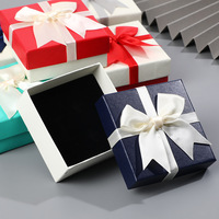 Boîte cadeau rigide carrée EVERWIN avec finition UV spot sur papier couché et nœud en ruban - Emballage personnalisé pour bijoux pour la Saint-Valentin