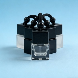 Bouteille de parfum pour voiture en bois noir personnalisée 8 ml, givrée transparente noire colorée, avec pendentif et attache pour huiles essentielles - Product Image 5