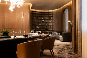 Barra de Bar de Lujo Personalizada de Madera Sólida para Hotel y Restaurante con Diseño Moderno y Construcción Duradera - Product Image 6