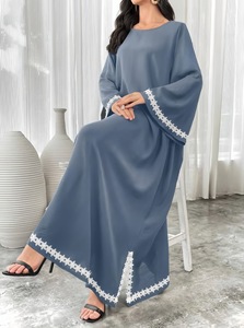 Abaya élégante pour femmes du Moyen-Orient avec motif dessiné à la main, manches évasées simples, coupe ample, petite fente contrastante - Product Image 2