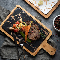 Assiette à steak en céramique à motif marbré nordique avec bordure dorée et poignée en bois