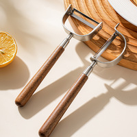 Handmatige multifunctionele keuken schilmes en schraper van 304 roestvrij staal en walnoot hout voor fruit en aardappelen
