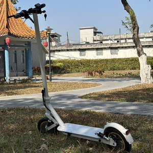 Trottinette électrique pliable ultra-légère de 16,8 kg avec bras oscillant indépendant avant et arrière, trottinette électrique portable pour adultes pour les trajets courts - Product Image 2