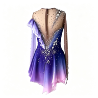 Robe de patinage artistique dégradé bleu, violet et rose, à volants, avec une manche flottante, dos profond en maille et strass pour la compétition