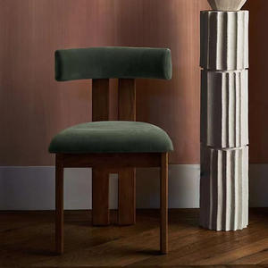 Chaise de salle à manger en bois massif de style italien, rembourrée en velours vert, mobilier design moderne minimaliste - Product Image 1